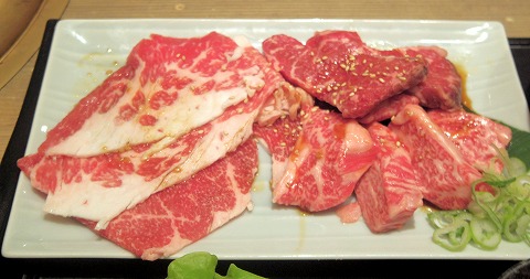 焼肉石川県小松市清六町にある焼肉店「焼肉でん 新小松店」特選焼肉セットお肉200g