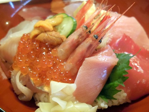 埼玉県春日部市小渕にある魚介・海鮮料理の「さかなや直営 食事処たむら水産」特上海鮮丼「たむら」