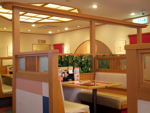 埼玉県狭山市富士見２丁目にある和食ファミリーレストランの「和食よへい　狭山富士見店」店内