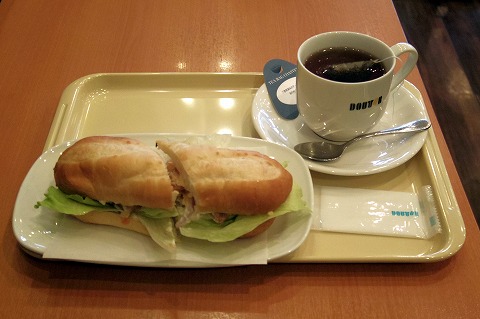 埼玉県狭山市祇園にあるカフェ「ドトール　エミオ（Emio）狭山市店」ミラノサンドC（照り焼きチキンとタマゴサラダ）とホットティーのセット