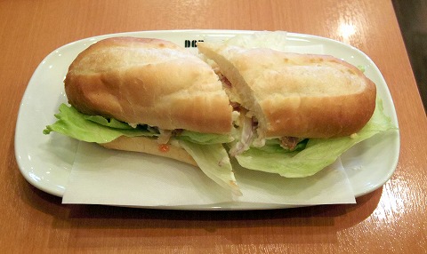 埼玉県狭山市祇園にあるカフェ「ドトール　エミオ（Emio）狭山市店」ミラノサンドC（照り焼きチキンとタマゴサラダ）とホットティーのセット