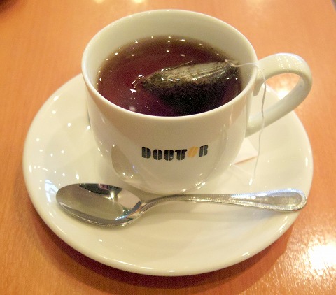 埼玉県狭山市祇園にあるカフェ「ドトール　エミオ（Emio）狭山市店」ミラノサンドC（照り焼きチキンとタマゴサラダ）とホットティーのセット