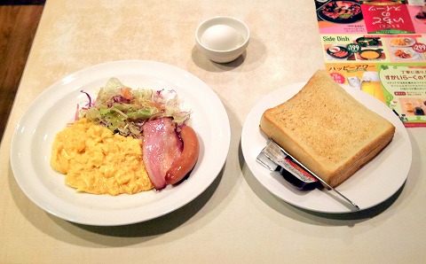 千葉県千葉市中央区富士見２丁目にあるファミリーレストラン「ガスト 千葉中央店」スクランブルエッグ＆ベーコンソーセージセットとゆで卵