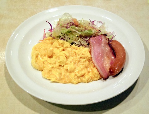 千葉県千葉市中央区富士見２丁目にあるファミリーレストラン「ガスト 千葉中央店」スクランブルエッグ＆ベーコンソーセージセットとゆで卵