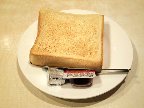 千葉県千葉市中央区富士見２丁目にあるファミリーレストラン「ガスト 千葉中央店」スクランブルエッグ＆ベーコンソーセージセットとゆで卵