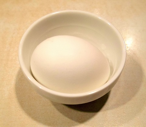 千葉県千葉市中央区富士見２丁目にあるファミリーレストラン「ガスト 千葉中央店」スクランブルエッグ＆ベーコンソーセージセットとゆで卵