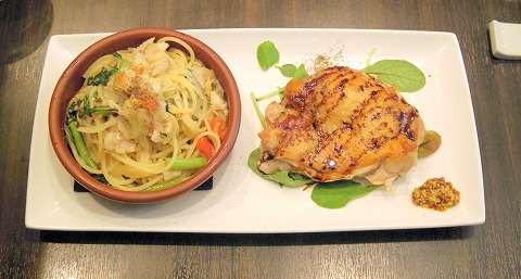 埼玉県さいたま市中央区下落合にあるイタリア料理のお店「アクアコッタ　aqua cotta」真鱈と有機春菊とフレッシュトマトのアーリオ・オーリオのパスタ、宮崎県産霧島鶏のローストチキン　バルサミコとマスタードのソース