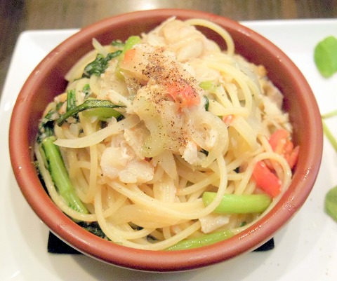 埼玉県さいたま市中央区下落合にあるイタリア料理のお店「アクアコッタ　aqua cotta」真鱈と有機春菊とフレッシュトマトのアーリオ・オーリオのパスタ、宮崎県産霧島鶏のローストチキン　バルサミコとマスタードのソース
