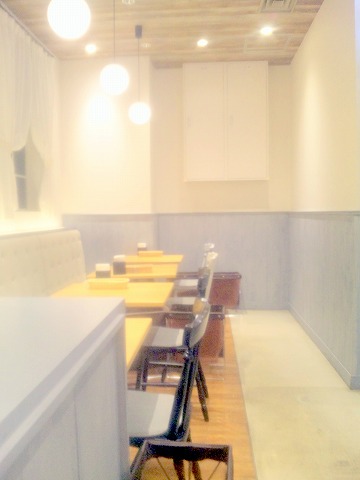 東京都足立区千住3丁目にある洋食店「新宿中村屋 Olive House Kitchen　北千住マルイ店」店内