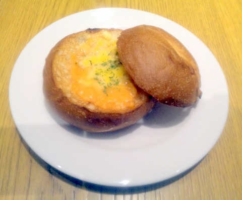 東京都足立区千住3丁目にある洋食店「新宿中村屋 Olive House Kitchen　北千住マルイ店」ズワイ蟹のクリームパンシチュー