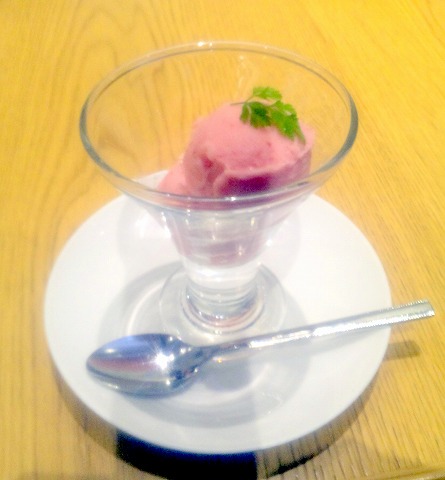 東京都足立区千住3丁目にある洋食店「新宿中村屋 Olive House Kitchen　北千住マルイ店」北千住マルイ店　あまおうシャーベット