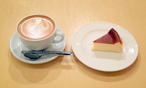 神奈川県川崎市中原区木月１丁目にある喫茶店「水谷珈琲」とろけるチーズケーキとホットカフェラテのセット