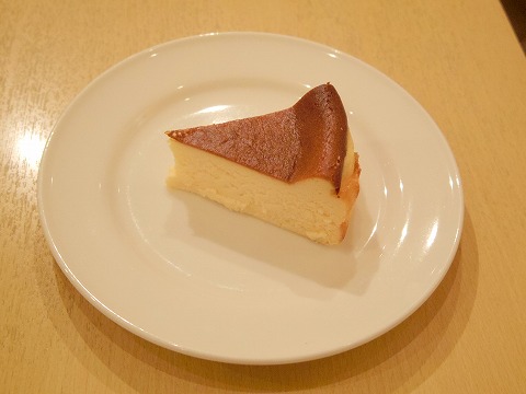 神奈川県川崎市中原区木月１丁目にある喫茶店「水谷珈琲」とろけるチーズケーキとホットカフェラテのセット