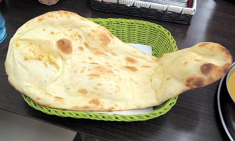 埼玉県所沢市和ケ原１丁目にあるインド料理の「サンガム　Sangam　狭山ヶ丘店」おすすめタンドリーセットのナン