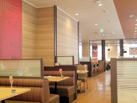 東京都大田区鵜の木２丁目にあるファミリーレストラン「 CAFE RESTAURANT GUSTO　Café レストラン ガスト　鵜の木駅前店」店内