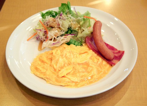 東京都大田区鵜の木２丁目にあるファミリーレストラン「 CAFE RESTAURANT GUSTO　Café レストラン ガスト　鵜の木駅前店」スクランブルエッグ＆ベーコンソーセージセットとゆで卵