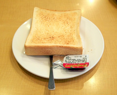 東京都大田区鵜の木２丁目にあるファミリーレストラン「 CAFE RESTAURANT GUSTO　Café レストラン ガスト　鵜の木駅前店」スクランブルエッグ＆ベーコンソーセージセットとゆで卵