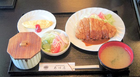 埼玉県さいたま市緑区中尾にある洋食、和食の「あい庭」黒豚ロースカツ（生野菜添え）