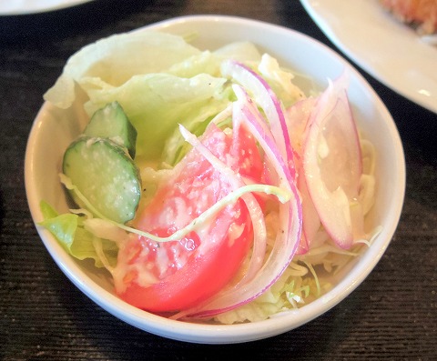 埼玉県さいたま市緑区中尾にある洋食、和食の「あい庭」黒豚ロースカツ（生野菜添え）