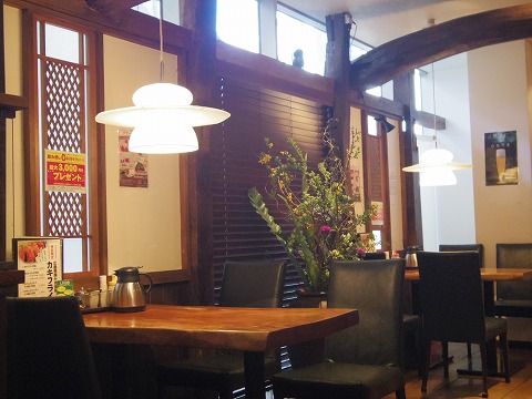 千葉県千葉市中央区富士見２丁目にあるステーキ、とんかつのお店「岡本庵　千葉店」店内