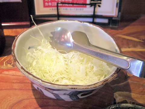 千葉県千葉市中央区富士見２丁目にあるステーキ、とんかつのお店「岡本庵　千葉店」おかわり自由のキャベツ