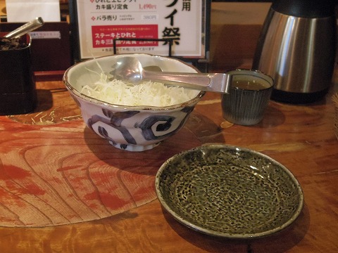 千葉県千葉市中央区富士見２丁目にあるステーキ、とんかつのお店「岡本庵　千葉店」おかわり自由のキャベツ