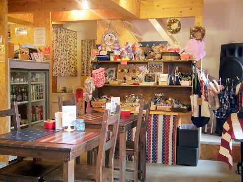 埼玉県入間市東町１丁目にある「カフェ 彩の森　cafe SAINOMORI」店内