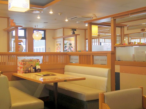 東京都日野市南平７丁目にあるファミリーレストラン「華屋与兵衛　日野南平店」店内