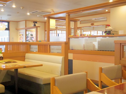 東京都日野市南平７丁目にあるファミリーレストラン「華屋与兵衛　日野南平店」店内