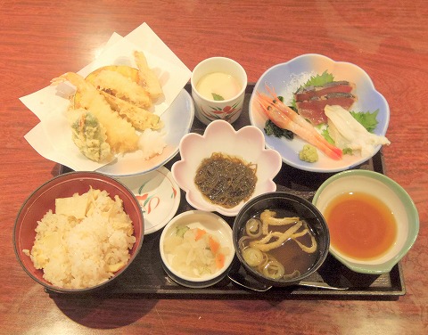 東京都日野市南平７丁目にあるファミリーレストラン「華屋与兵衛　日野南平店」筍ごはんと季節の天ぷら刺身御膳