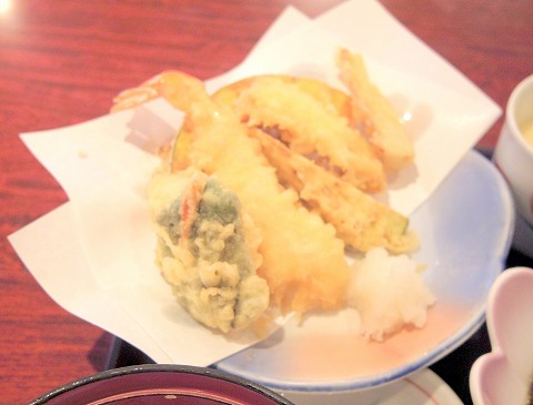 東京都日野市南平７丁目にあるファミリーレストラン「華屋与兵衛　日野南平店」筍ごはんと季節の天ぷら刺身御膳