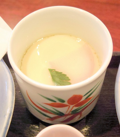 東京都日野市南平７丁目にあるファミリーレストラン「華屋与兵衛　日野南平店」筍ごはんと季節の天ぷら刺身御膳
