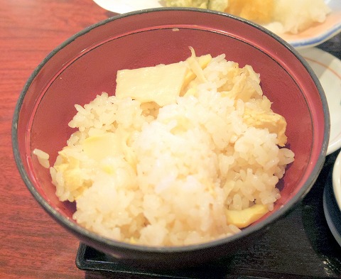 東京都日野市南平７丁目にあるファミリーレストラン「華屋与兵衛　日野南平店」筍ごはんと季節の天ぷら刺身御膳