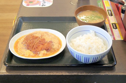 神奈川県横浜市中区本牧原にある牛丼の「なか卯　本牧店」カツとじ皿、とん汁、並ライス