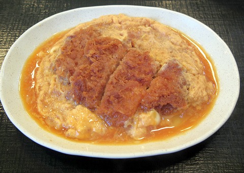 神奈川県横浜市中区本牧原にある牛丼の「なか卯　本牧店」カツとじ皿、とん汁、並ライス