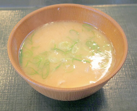 神奈川県横浜市中区本牧原にある牛丼の「なか卯　本牧店」カツとじ皿、とん汁、並ライス
