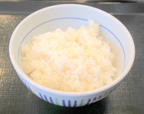 神奈川県横浜市中区本牧原にある牛丼の「なか卯　本牧店」カツとじ皿、とん汁、並ライス