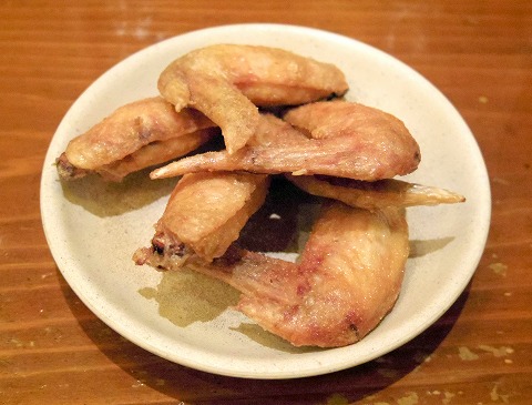 東京都足立区千住２丁目にある居酒屋「ちょい飲み酒場 酔っ手羽食堂 北千住店本館」名物手羽先5本（塩）皮