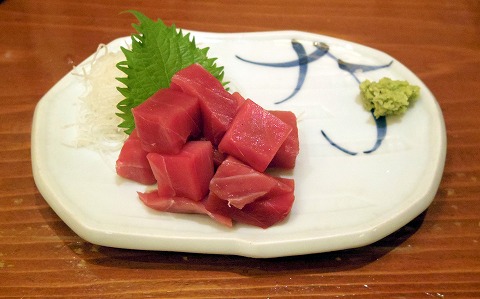 東京都足立区千住２丁目にある居酒屋「ちょい飲み酒場 酔っ手羽食堂 北千住店本館」特選マグロ切り落とし100g