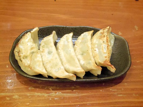 東京都足立区千住２丁目にある居酒屋「ちょい飲み酒場 酔っ手羽食堂 北千住店本館」肉汁餃子