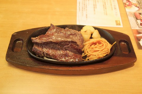 茨城県古河市旭町2丁目にあるステーキ・ハンバーグの「ステーキ宮　古河店」てっぱんステーキランチとガーリックライス