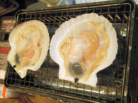 埼玉県東松山市箭弓町１丁目にある居酒屋、海鮮料理のお店「浜焼バル ウォ！バッカ Wow!BAKKA」ホタテ殻焼き