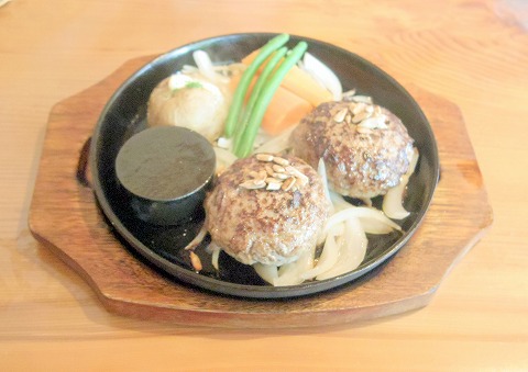 茨城県那珂市菅谷にあるステーキ ハンバーグの にこにこステーキ ハンバーグ ひまわり です 最寄駅はjr水郡線の下菅谷駅になります ランチタイムに行き ひまわり粗挽きハンバーグwサイズ 240g のセットをいただきました 気ままに外食三昧