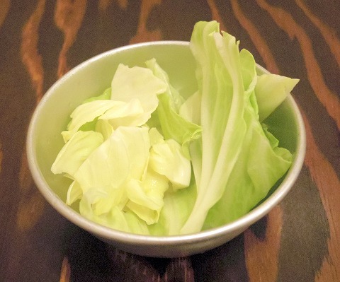 東京都足立区千住旭町にある居酒屋、串揚げ・串かつの「串だおれ 北千住店」お通しキャベツ（おかわり自由）