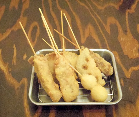 東京都足立区千住旭町にある居酒屋、串揚げ・串かつの「串だおれ 北千住店」串揚げ（豚バラ、豚ヒレ、玉ねぎ、うずら卵、牛カツ、鶏モモ、れんこん）