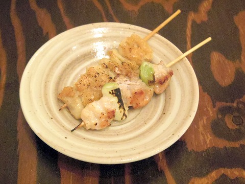 東京都足立区千住旭町にある居酒屋、串揚げ・串かつの「串だおれ 北千住店」串焼き（ネギ間、鳥皮）