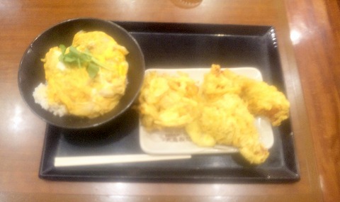 埼玉県春日部市緑町６丁目にあるうどんの「丸亀製麺　春日部緑町店」親子丼（中）と帆立かき揚げ、れんこん天ぷらとかしわ天