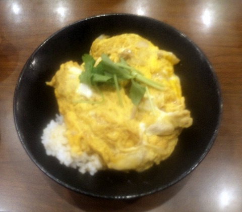 埼玉県春日部市緑町６丁目にあるうどんの「丸亀製麺　春日部緑町店」親子丼（中）と帆立かき揚げ、れんこん天ぷらとかしわ天