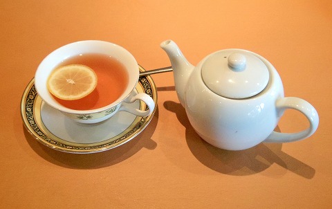 埼玉県蓮田市関山２丁目にあるイタリア料理のお店「リストランテ クワトロ・フォリオ　　QUATTRO FOGLIO」紅茶ポット入り（レモン　ダージリン）