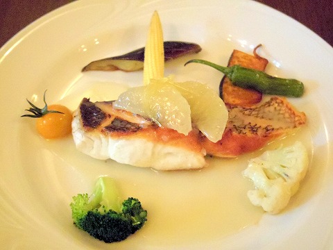 埼玉県蓮田市東4丁目にあるイタリア料理のお店「トラットリア ナトゥーラ　TRATTORIA NATURA 」お任せお魚のポワレ　グレープフルーツソース